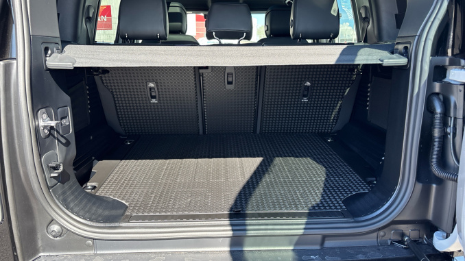 Land Rover Defender 3.0 D250 X-Dynamic HSE 110 5dr Auto Diesel Estate - Image 10